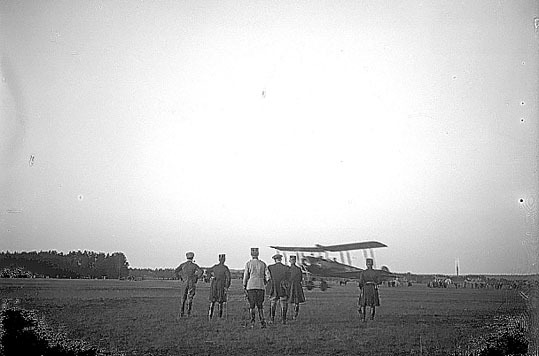 Bilden visar ett biplan av typen Avro 504K som ...