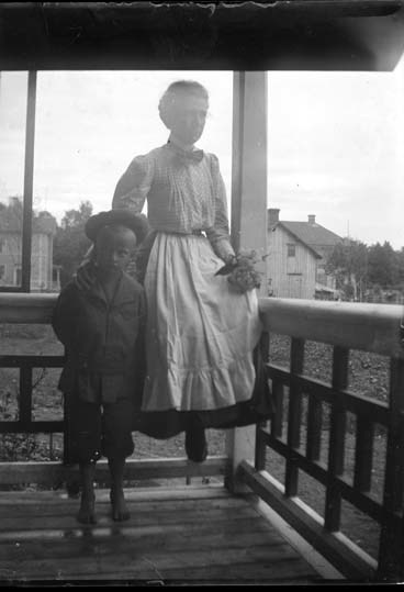 Erik (f 1902) dövstum, och Svea Persson på en h...