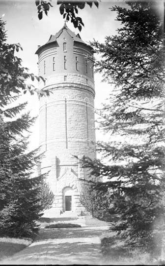 Bilden visar Eksjö gamla vattentorn, byggt 1898. 