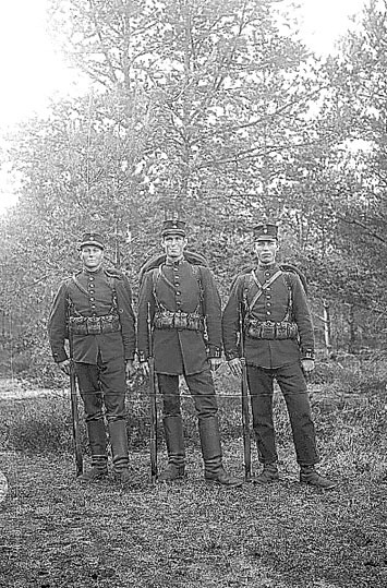 3 soldater ur Kalmar regemente står uppställda ...
