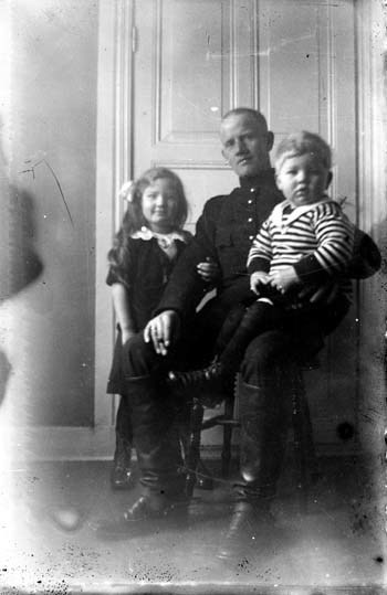 Josef Bildsten i uniform med Britta och Ivar.