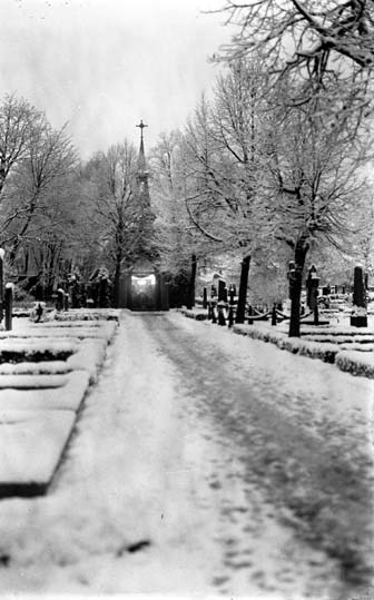 S:t Lars kyrkogård, gravkapellet syns i bakgrun...