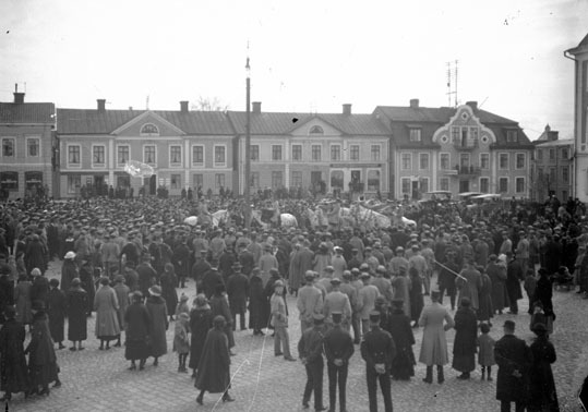 Stor folksamling på Stora Torget i Eksjö. Okänt...