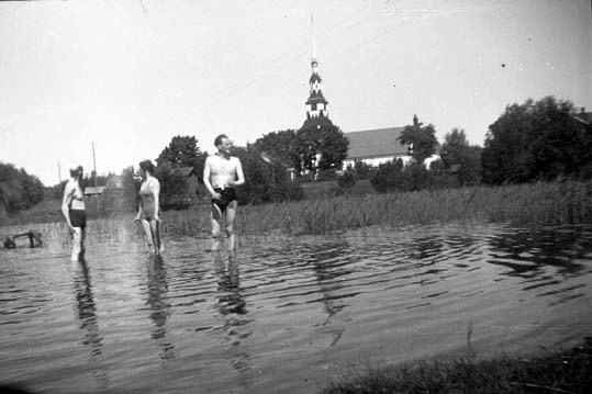 Två män och en kvinna badar i Ingatorpssjön bre...