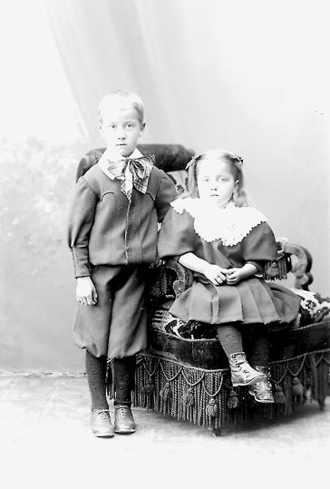 Foto av två små barn; en pojke, kanske 6-7 år o...