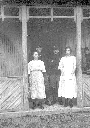 Gruppfoto av kökspersonal, 2 kvinnor och husare...