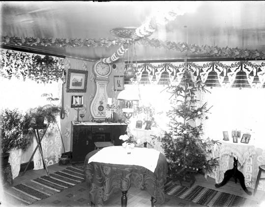 Bilden är tagen i ett juldekorerat rum  med jul...