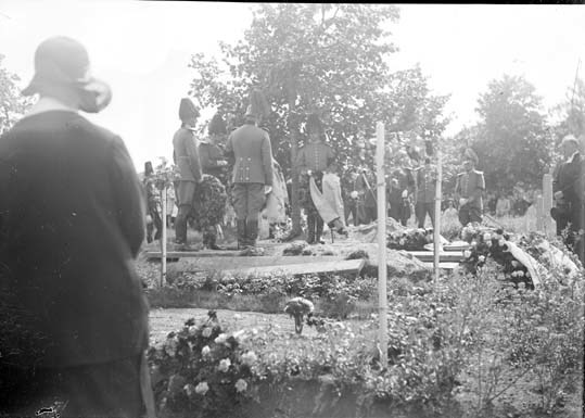 En begravning  på Sankt Lars kyrkogård, årtalet...