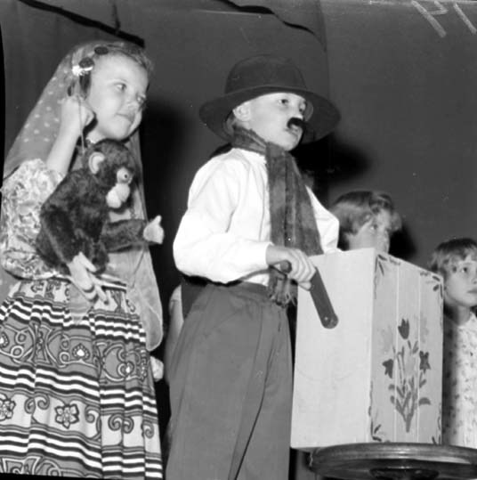 Fyra barn står på scenen i Eksjö Folkets Hus. D...