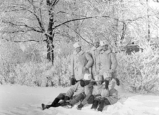 Bilden visar 6 elever i vinterlandskap strax ut...