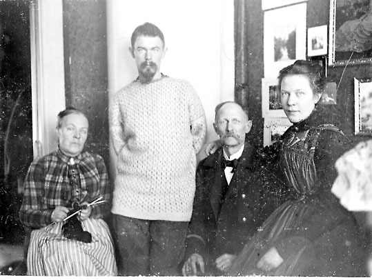 Albert Engström med föräldrar och syster.