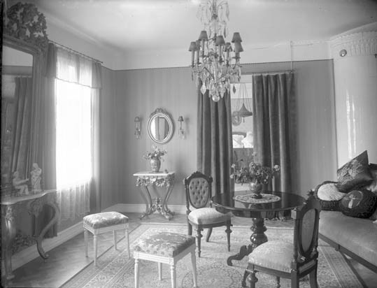 Ett möblerat rum från 1925 -1930, ett mycket st...