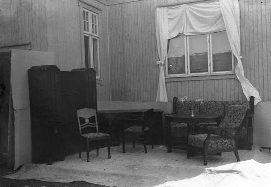 Ett utställningshörn med möbler i 20-30-tals stil.