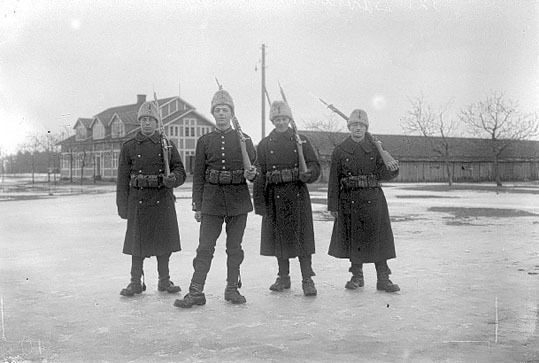 Fyra meniga soldater ur Kalmar regemente står u...
