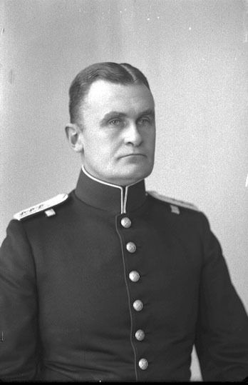 Ateljefoto av Kapten Brogren iförd uniform.