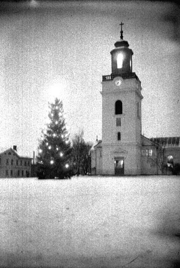 Eksjö kyrka fotograferad kvällstid. På torget s...