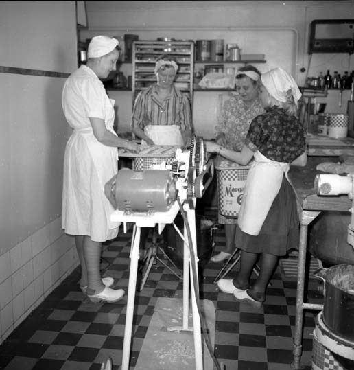 Vi ser fyra kvinnor som jobbar i Thydèns bageri...