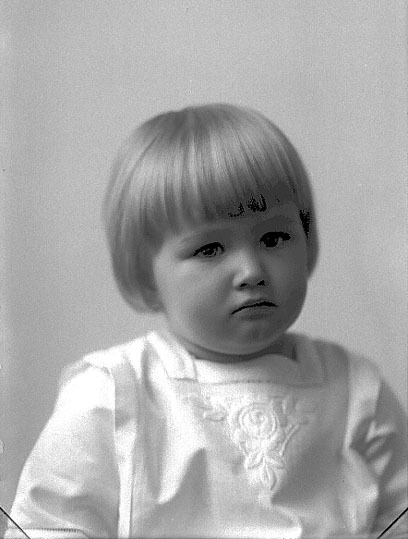 Porträtt av en liten flicka.