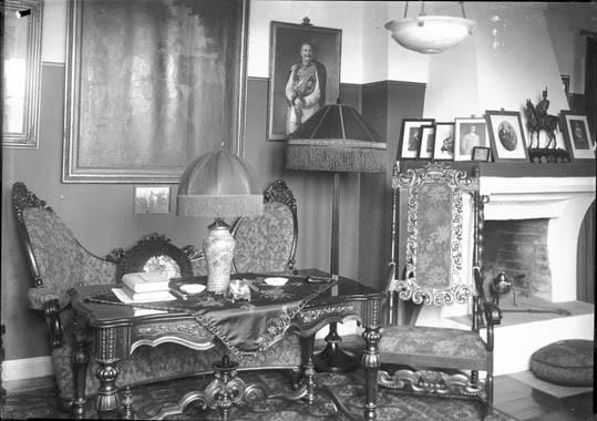Rumsinteriör med möbler från sent 1800-tal, som...