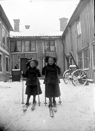 Ingrid och Hanna Bildsten (1903) på skidor, på ...