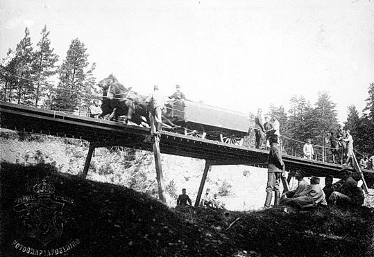 Bilden visar bron färdigbyggd, jfr. P10269-70. ...