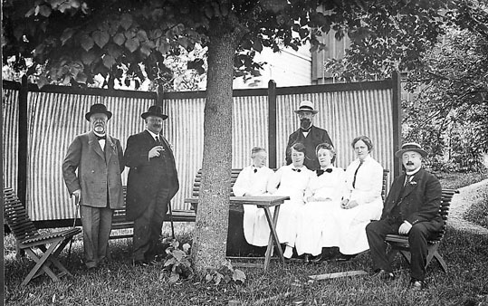 Aschanska Trädgården 1915. Fr.v. Pappa, Berthel...