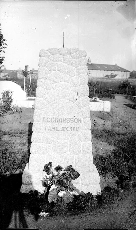 En gravsten vid Eksjö kyrkogård med namnet A.Gö...