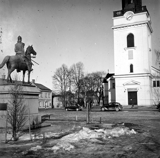 Stora Torget med ryttarstatyn och Eksjö kyrka.