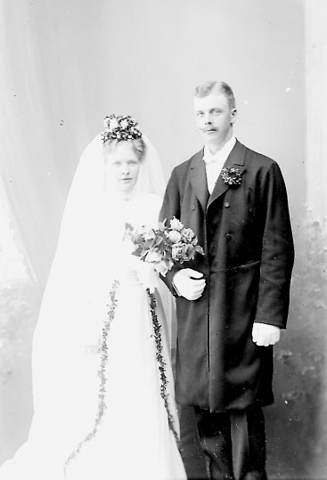 Bröllopsfoto. Bruden bär vit klänning med lång ...