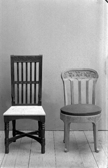 Två stolar med vackra urskurna mönster, den ena...
