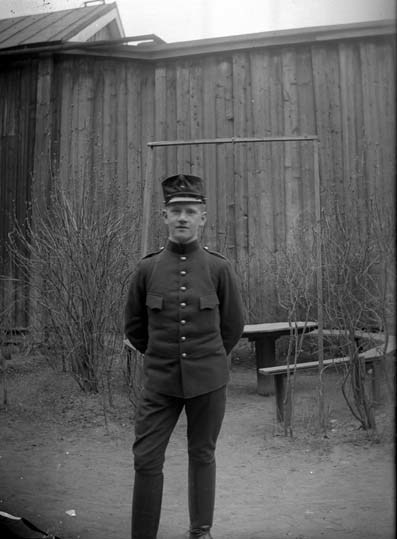 Josef Bildsten i uniform på gården Komministern...
