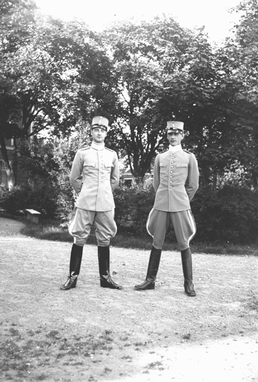 Två soldater i uniform med ridbyxor och ridstöv...