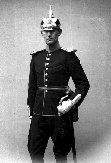 En dragon i uniform m/1895 med kask m/1887. Han...