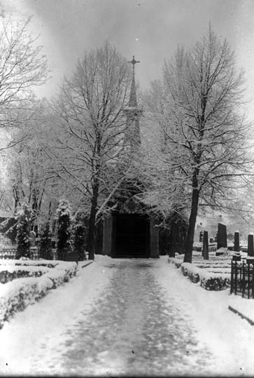 S:t Lars kyrkogård, gravkapellet syns i bakgrun...