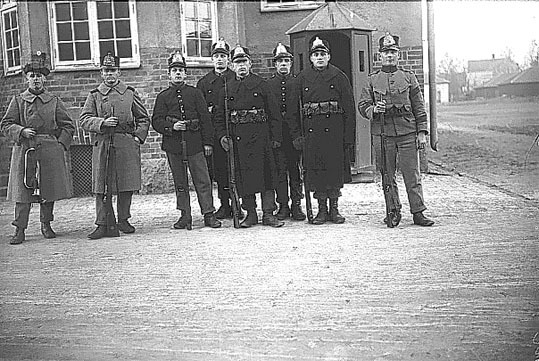 Bilden visar vaktstyrkan på Kalmar regemente. D...