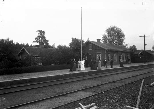 Foto av järnvägsstationen i Hult. Till vänster ...