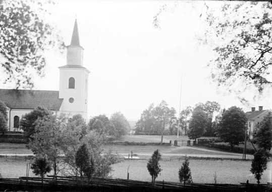 Bilden visar Flisby kyrka, byggd 1853 i nyklass...