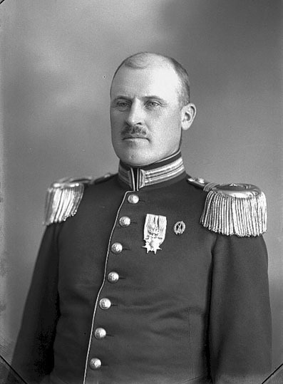 Major Crona i uniform med medaljer på bröstet.
