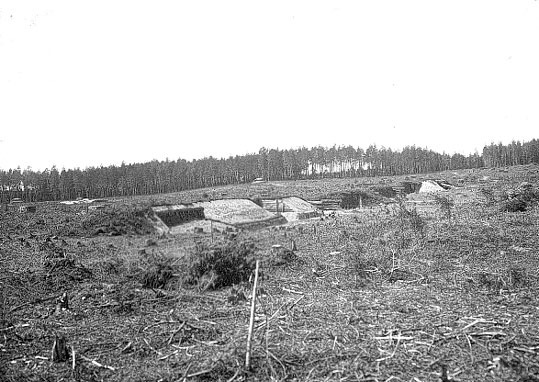 Bild av befästningsverk på Vaberget, se föreg.