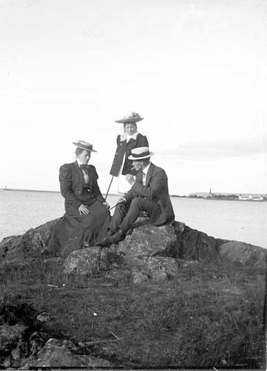En man och kvinna sittandes uppe på en klippa v...