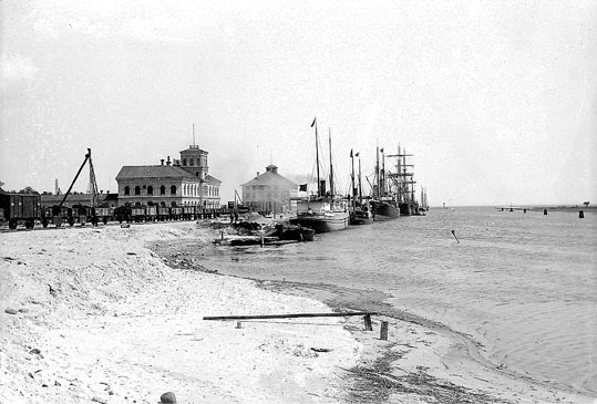 Åhus hamn med tullkammaren, byggd 1894, österut.