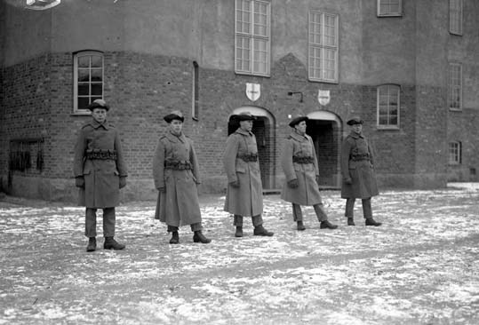 Fem soldater uppställda på kaserngården vid Jön...