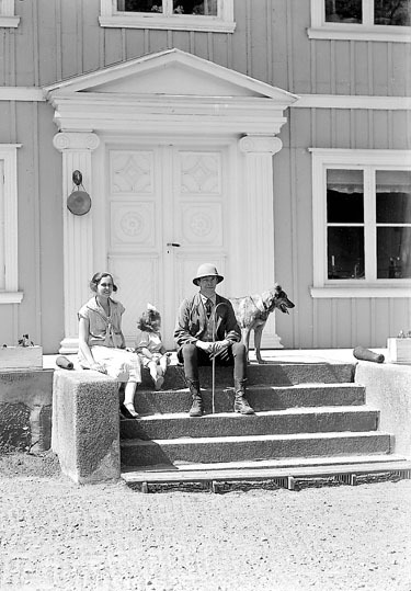 Familjebild på trappan till Rödjenäs.