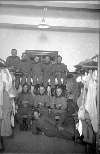 Gruppfoto över militärer på sitt logement.