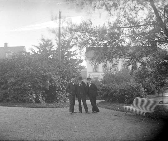 Tre män i Järnvägsparken i Eksjö.